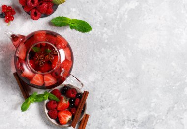 Böğürtlenli çay ve cam çaydanlıkta aromatik otlar.