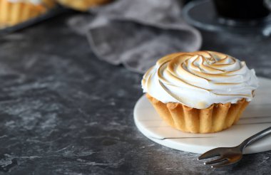 Tatlı olarak kremalı limonlu tart.
