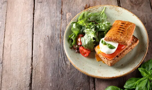 Paninni ve haşlanmış yumurtalı kahvaltı.