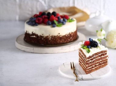 Vanilyalı ve dutlu neşeli çikolatalı pasta.