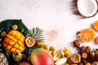 Hindistan cevizi ve ananas çeşitleri.