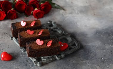 Bahar dekorlu ve çiçekli festival pastası