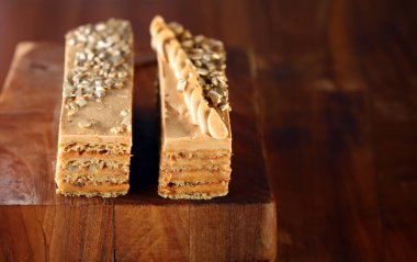 Bahar dekorlu ve çiçekli festival pastası