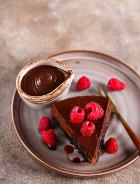 Vanilyalı ve dutlu neşeli çikolatalı pasta.