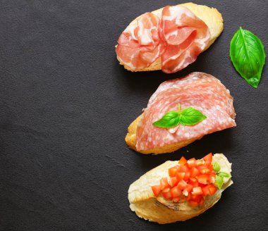 İtalyan usulü jambonlu ve sebzeli bruschetta sandviçi.