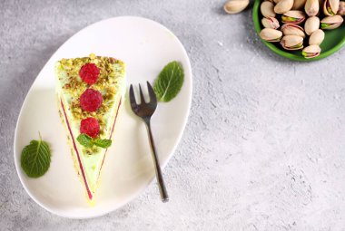 Ahududulu pasta ve fıstıklı tatlı tatili.