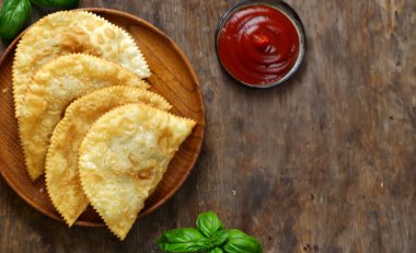 kızarmış pies et - chebureks Doğu mutfağı