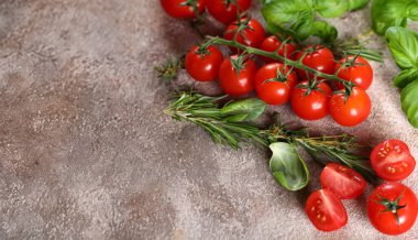 Kiraz domatesli yemek ve taze fesleğen.