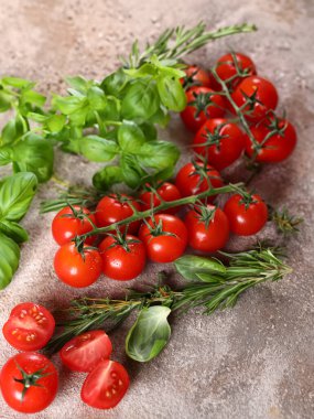 Kiraz domatesli yemek ve taze fesleğen.