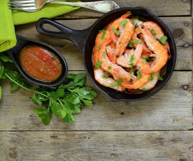 Tabakta ızgara büyük karides.