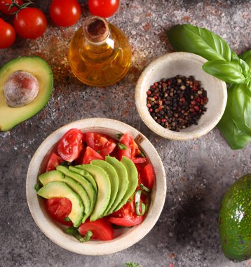 Taze avokadoyla sağlıklı salata yemek.