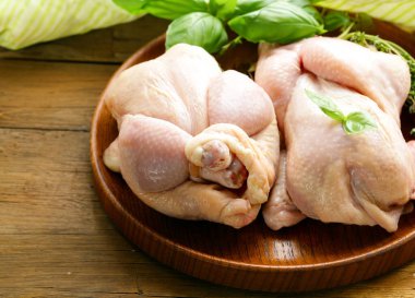 Bitki ve baharatlı çiğ tavuk eti.