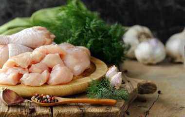 Bitki ve baharatlı çiğ tavuk eti.