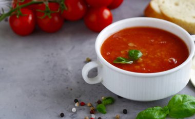 Taze fesleğenli soğuk domates çorbası