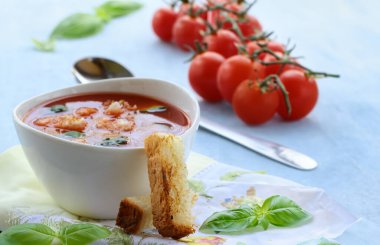 Taze fesleğenli soğuk domates çorbası