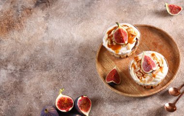 Karamel şurubu ve incirli tatlı.