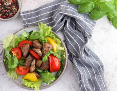 Kızarmış ciğer ve taze sebzeli salata.