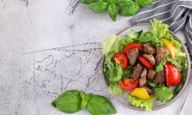 Kızarmış ciğer ve taze sebzeli salata.