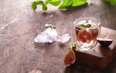 Taze incir ve buzla ferahlatıcı bir kokteyl.