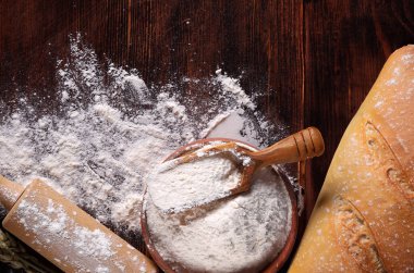 Ahşap zemin üzerinde fırın unu ve ekmek için arka plan