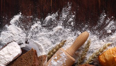 Ahşap zemin üzerinde fırın unu ve ekmek için arka plan