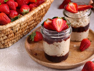 Tatlı kavanozda reçel ve taze böğürtlen.