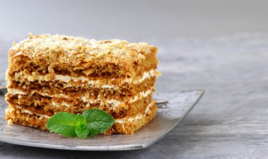 Tatlı olarak bir dilim kek.