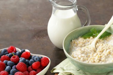 Tahıl lapası ve taze böğürtlenli sağlıklı bir kahvaltı.