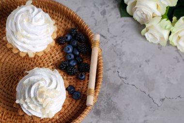 Kremalı mini kek sepeti.