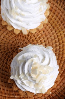 Kremalı mini kek sepeti.