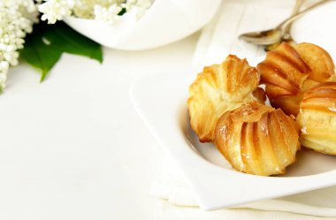 Kremalı tatlı ile choux pasta ekleriName