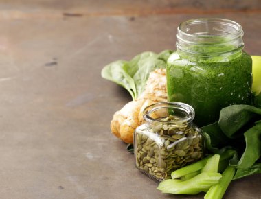 Avokado ve ıspanaklı yeşil smoothie.