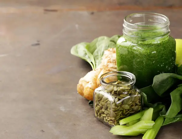 Avokado ve ıspanaklı yeşil smoothie.