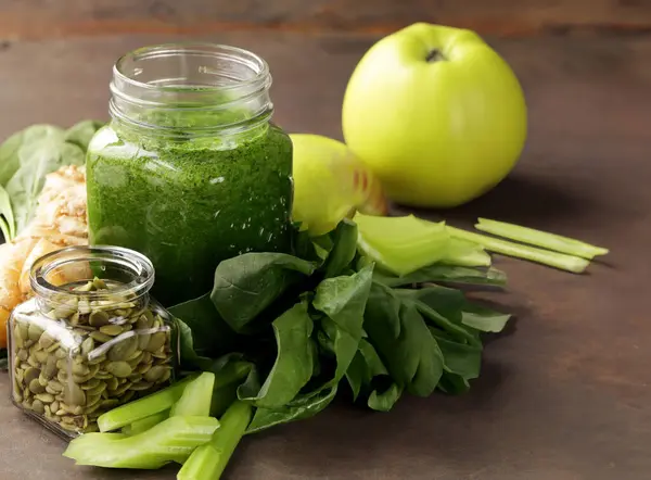 Avokado ve ıspanaklı yeşil smoothie.