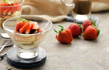 İtalyan tatlısı tiramisusu masanın üstünde.