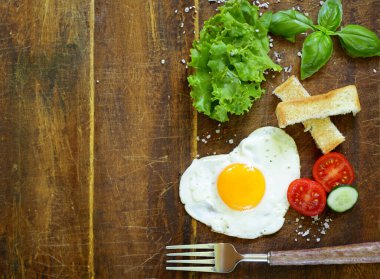 Kalp şeklinde sahanda yumurta.