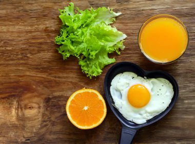 Kalp şeklinde sahanda yumurta.