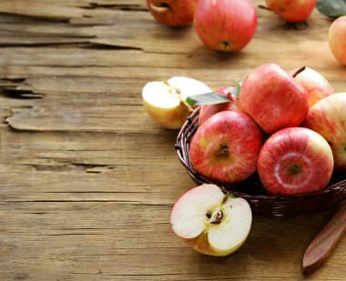 organik kırmızı elmalar ahşap masada