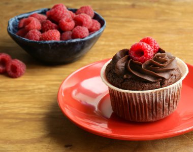 Tatil için böğürtlenli mini tatlı.