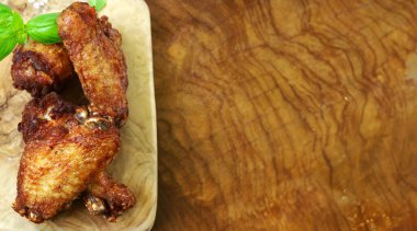 Tahtada kızarmış tavuk kanadı.