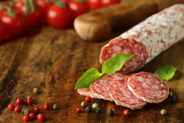 Tahtada dilimlenmiş çiğ sosis.