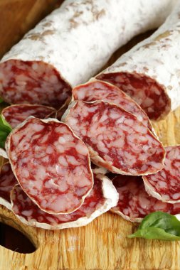 Tahtada dilimlenmiş çiğ sosis.