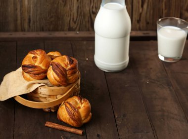 tarçınlı çörek, pişirme Geleneksel İsveççe