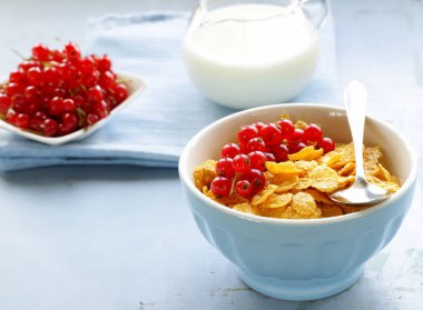 Kahvaltıda müsli. Sağlıklı beslenme.