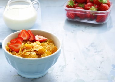 Kahvaltıda müsli. Sağlıklı beslenme.