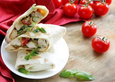 Tavuklu geleneksel donör kebabı.