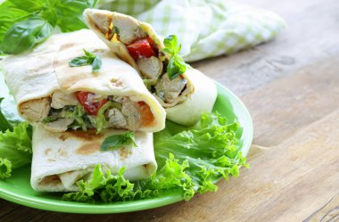 Tavuklu geleneksel donör kebabı.