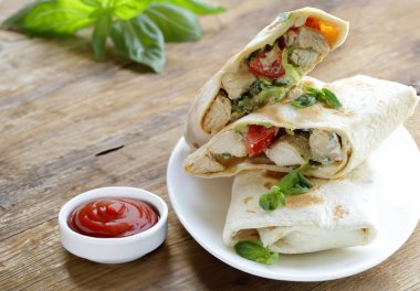 Tavuklu geleneksel donör kebabı.