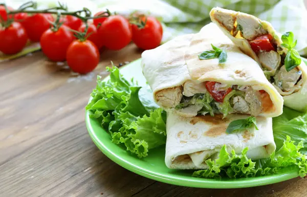 Tavuklu geleneksel donör kebabı.