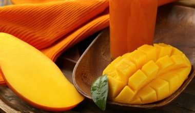 Taze organik mango ve meyve suyu.